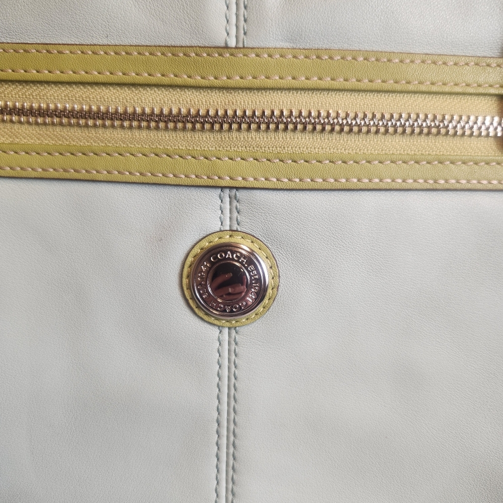 VGVC Coach Handbag with Kisslock Center Section - Picture 2 of 9